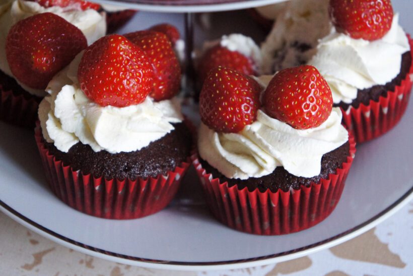 sommercupcakes med jordbær og flødeskum