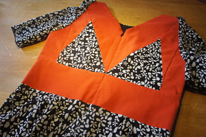 Sort og hvid kjole med orange detaljer